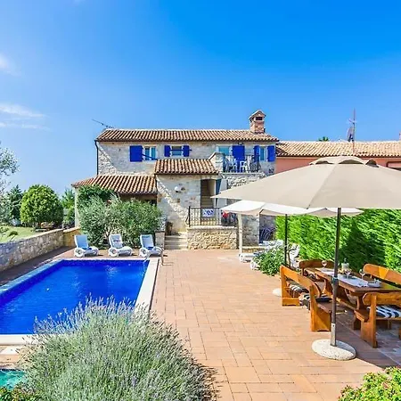 Sleeps 8 Pool Wifi * Veleniki