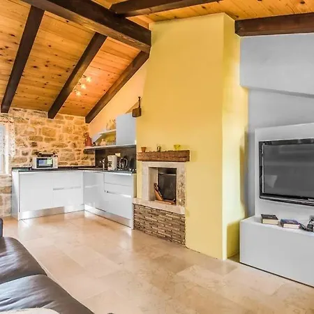 Vila Sleeps 8 Pool Wifi Veleniki