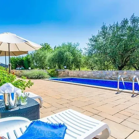 Sleeps 8 Pool Wifi Vila