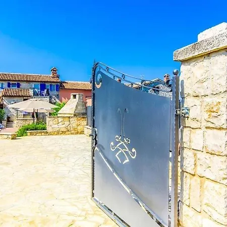 Sleeps 8 Pool Wifi Vila
