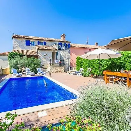Vila Sleeps 8 Pool Wifi Veleniki