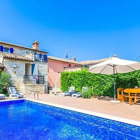 Vila Sleeps 8 Pool Wifi