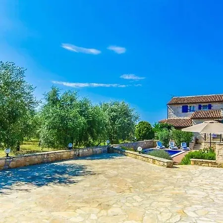 Vila Sleeps 8 Pool Wifi