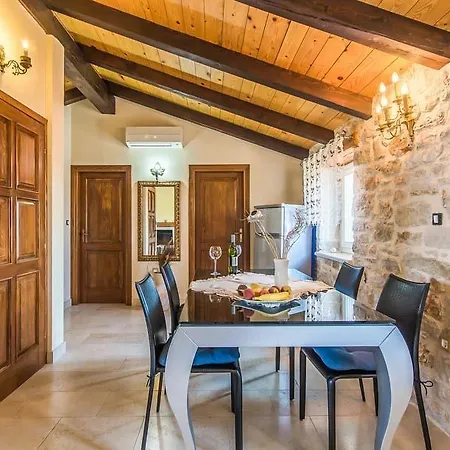Vila Sleeps 8 Pool Wifi Veleniki