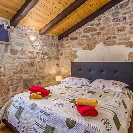 Vila Sleeps 8 Pool Wifi *