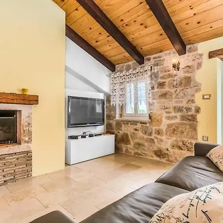 Sleeps 8 Pool Wifi * Veleniki